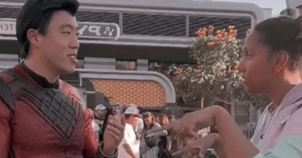 Avengers Campus Shang-Chi partage un moment impressionnant en langue des signes Avengers Campus Shang-Chi partage un moment impressionnant en langue des signes