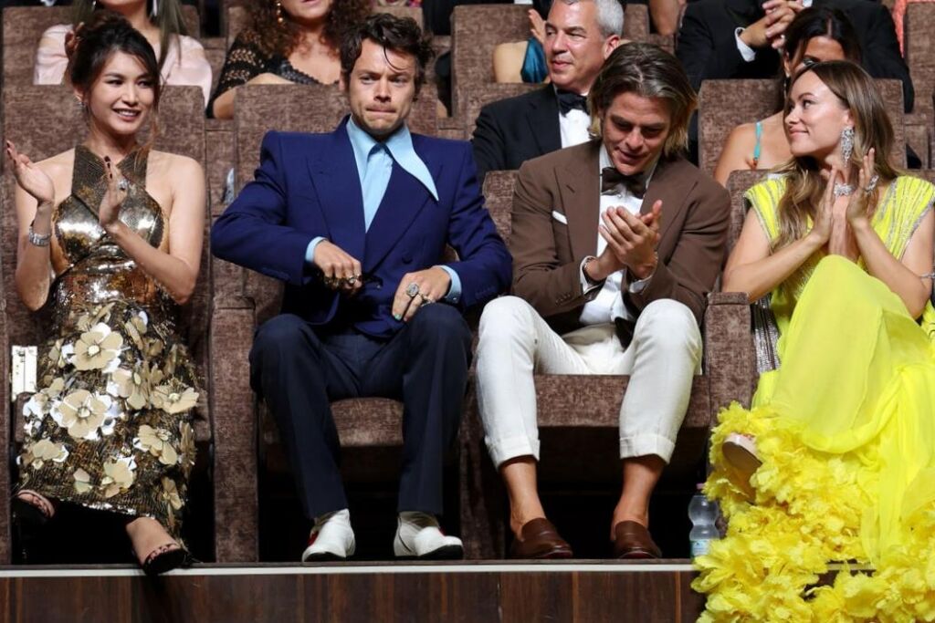 Harry Styles plaisante sur le fait d’avoir craché sur Chris Pine pendant un concert Harry Styles plaisante sur le fait d’avoir craché sur Chris Pine pendant un concert