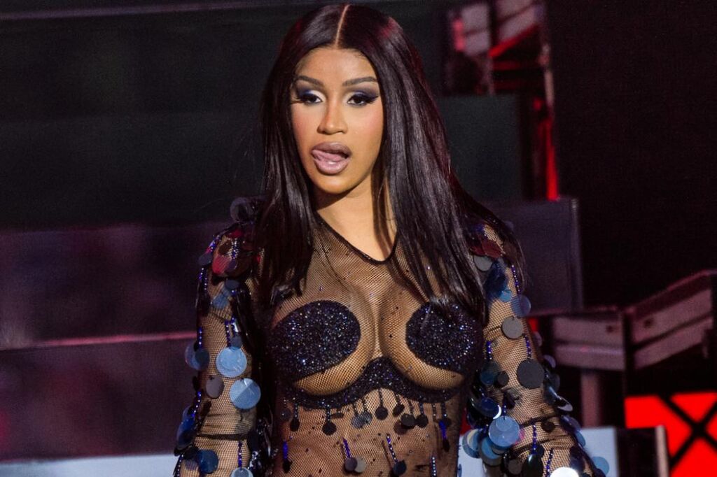 Cardi B s’est fait tatouer le nom de son fils sur le visage Cardi B s’est fait tatouer le nom de son fils sur le visage