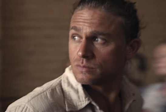 Bande-annonce de « Shantaram » : Charlie Hunnam est un fugitif à Bombay dans les années 1980