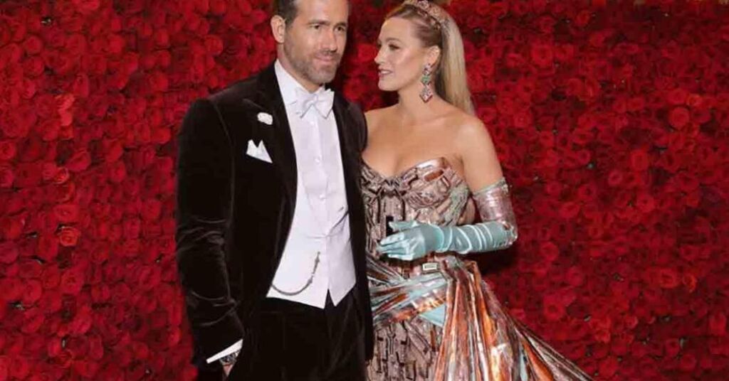 Blake Lively et Ryan Reynolds célèbrent une nouvelle grossesse avec un costume de Deadpool Blake Lively et Ryan Reynolds célèbrent une nouvelle grossesse avec un costume de Deadpool