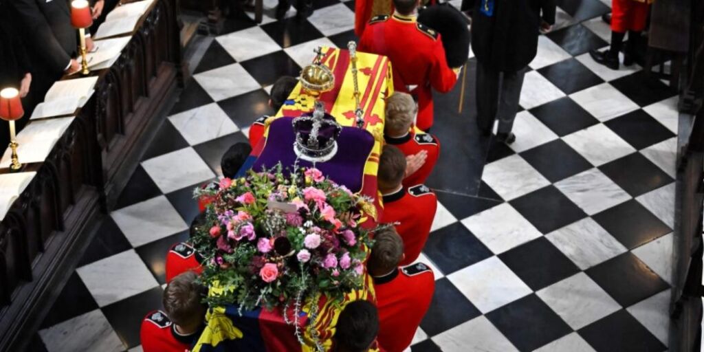 Combien de temps son corps restera-t-il dans la voûte royale aux côtés du prince Philip ? Combien de temps son corps restera-t-il dans la voûte royale aux côtés du prince Philip ?