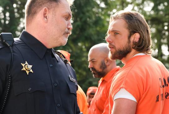 Max Thieriot de l’équipe SEAL présente un nouveau rôle dans « Fire Country »