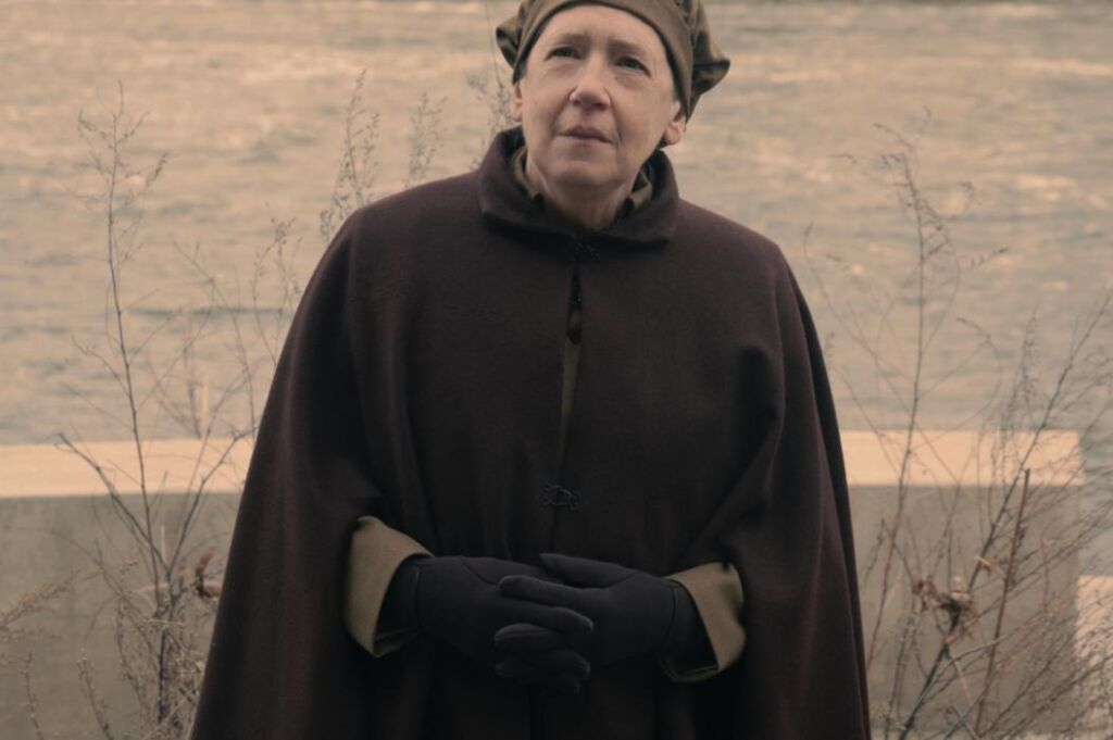 ‘The Handmaid’s Tale’ Showrunner sur tante Lydia ‘Growing’ dans la direction de son personnage dans ‘The Testaments’