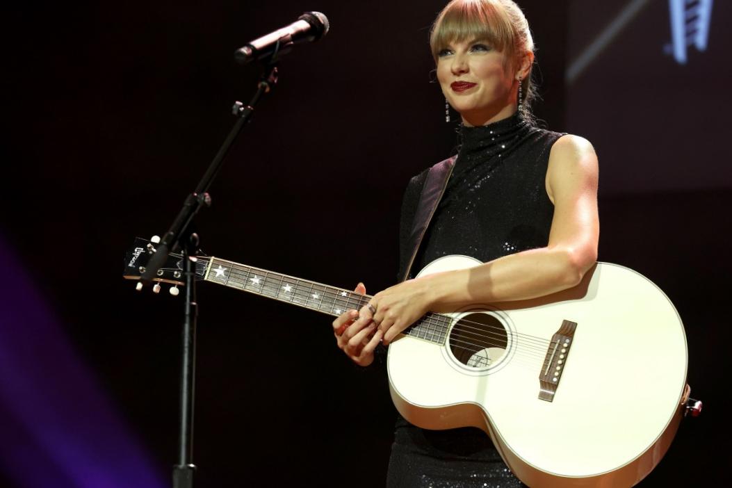 Dylan O’Brien a joué de la batterie sur « Snow on the Beach » de Taylor Swift (grâce à une soirée vin chez lui)