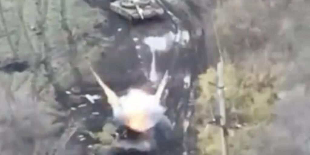 Un parachutiste ukrainien solitaire fait exploser un char russe T80