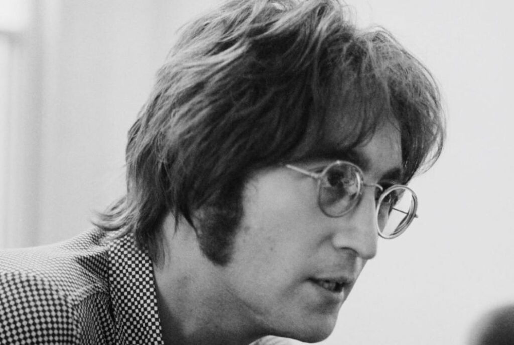 John Lennon était « agonisé » par la culpabilité de la mort du « cinquième Beatle » Stuart Sutcliffe