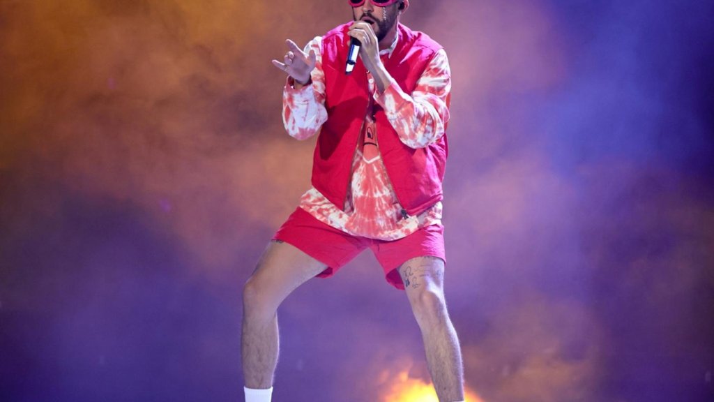 Bad Bunny surprend ses fans avec un concert sur le toit d’une station-service à Porto Rico – Rolling Stone