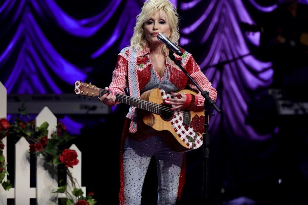 Les jeunes fans de Dolly Parton se rendent compte qu’elle porte toujours des gants