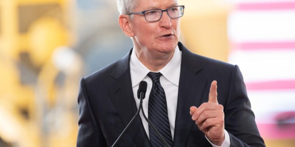 Tim Cook d’Apple prend une rare réduction de salaire du PDG après un refoulement. Mais il gagnera quand même une fortune Tim Cook d’Apple prend une rare réduction de salaire du PDG après un refoulement. Mais il gagnera quand même une fortune