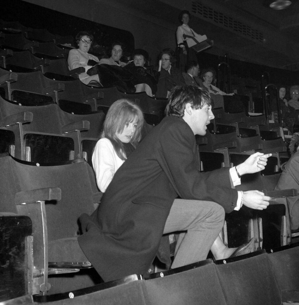 Des paparazzi ont tendu une embuscade à Paul McCartney et à son ancienne petite amie Jane Asher dans un théâtre de Londres