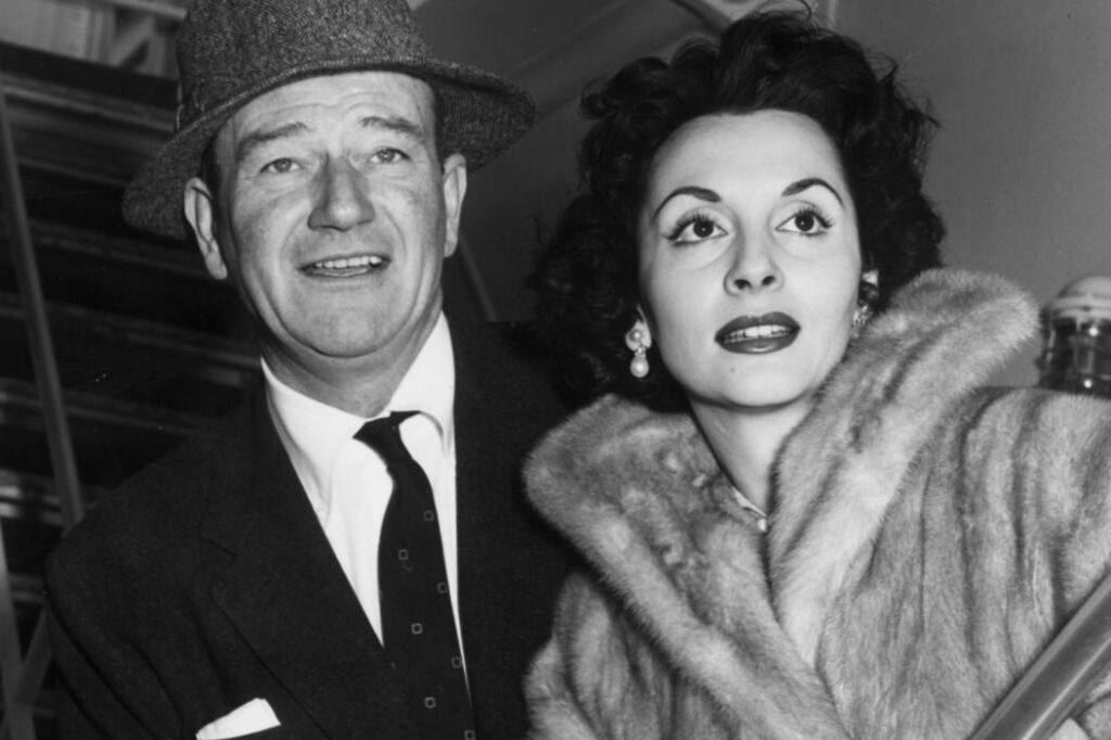 John Wayne a admis pourquoi il était «obsédé» par les femmes latines