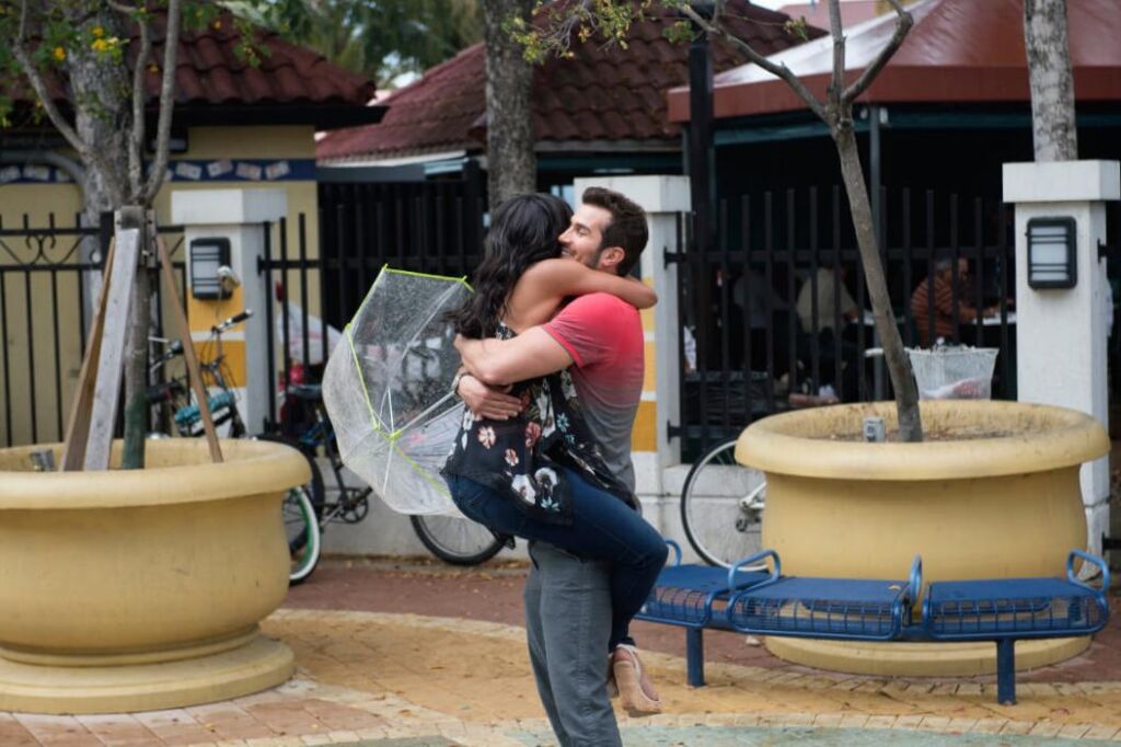 Une histoire complète de ‘The Bachelor’ Hug Jump