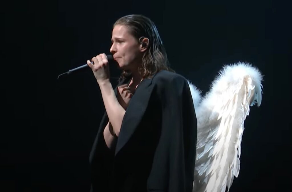 Christine and the Queens interprète le single ‘To Be Honest’ sur ‘Colbert’ – Rolling Stone