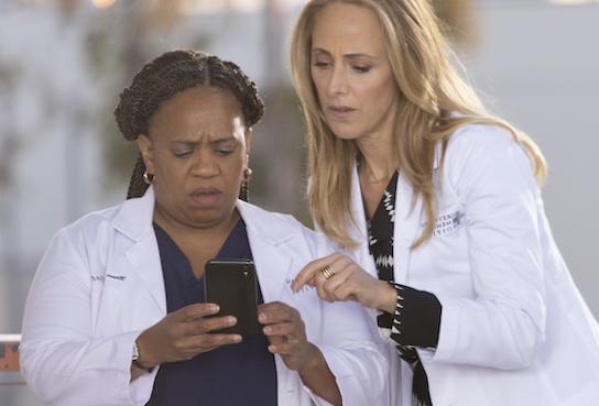 Cliffhanger de « Grey’s Anatomy » ruiné : Teddy vit, Kim Raver reste