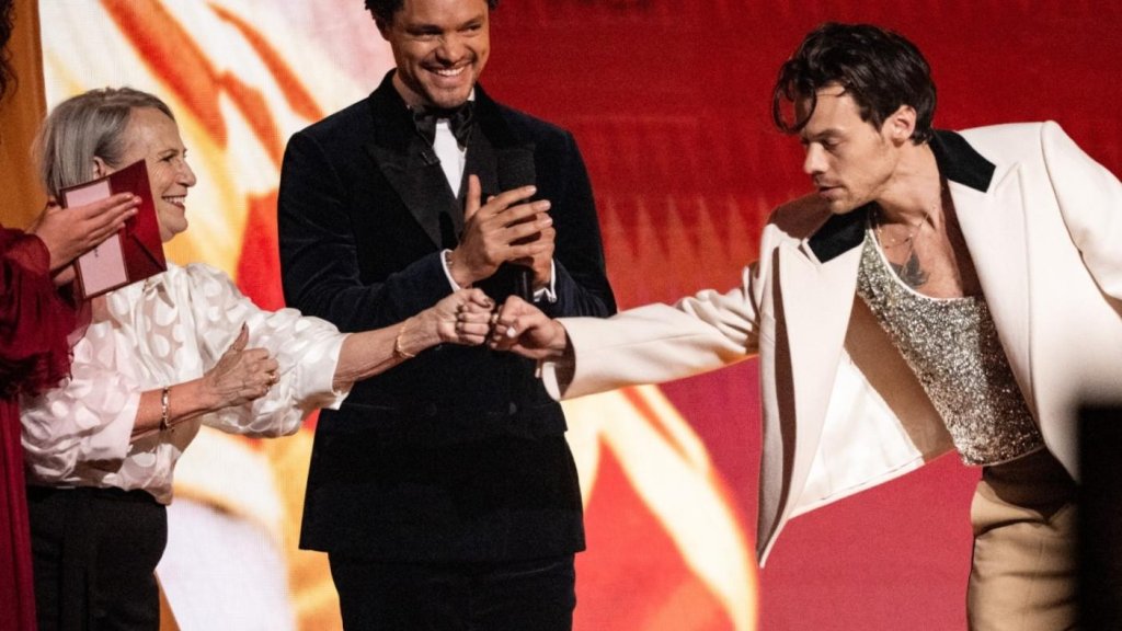 Harry Styles a une mini-réunion avec sa grand-mère qui lui a remis un Grammy – Rolling Stone Harry Styles a une mini-réunion avec sa grand-mère qui lui a remis un Grammy – Rolling Stone