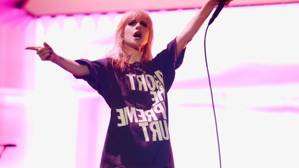 Hayley Williams arrête les fans de combat au concert Paramore de New York – Rolling Stone