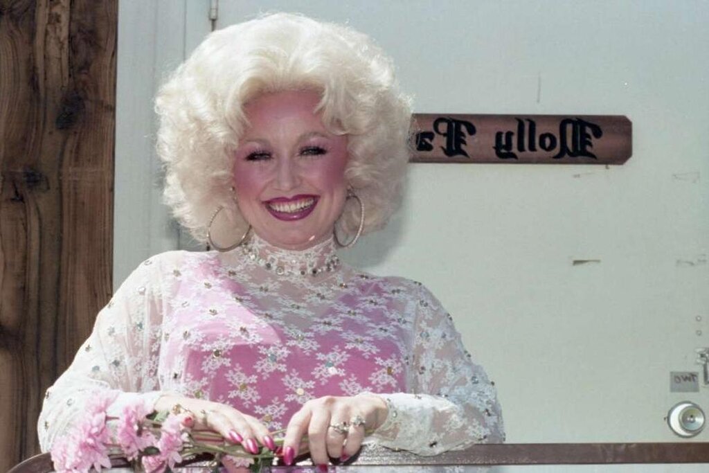 Pourquoi Dolly Parton était si intéressée par le maquillage en grandissant, même si c’était interdit Pourquoi Dolly Parton était si intéressée par le maquillage en grandissant, même si c’était interdit