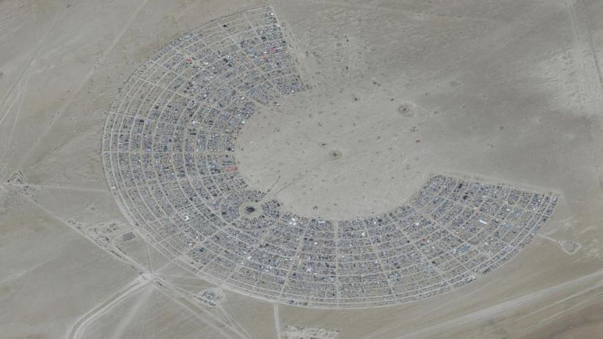 Des milliers de personnes doivent s’abriter sur place au festival Burning Man au Nevada, l’accès étant fermé en raison des inondations Des milliers de personnes doivent s’abriter sur place au festival Burning Man au Nevada, l’accès étant fermé en raison des inondations