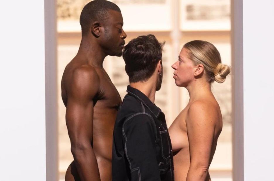 Les visiteurs doivent se faufiler entre deux modèles nus pour voir l’exposition de Marina Abramović