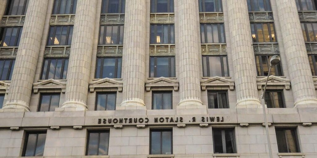 Une enquêteuse du DA s’est accidentellement tirée une balle au palais de justice de Géorgie Une enquêteuse du DA s’est accidentellement tirée une balle au palais de justice de Géorgie