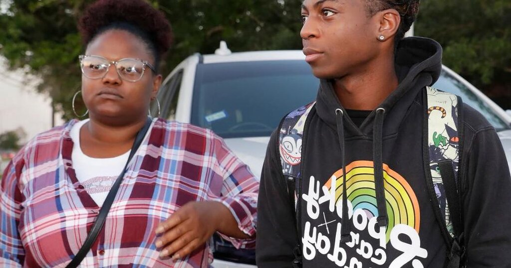 La famille d’un étudiant noir poursuit le gouverneur et l’AG du Texas pour sa suspension en raison de sa coiffure La famille d’un étudiant noir poursuit le gouverneur et l’AG du Texas pour sa suspension en raison de sa coiffure