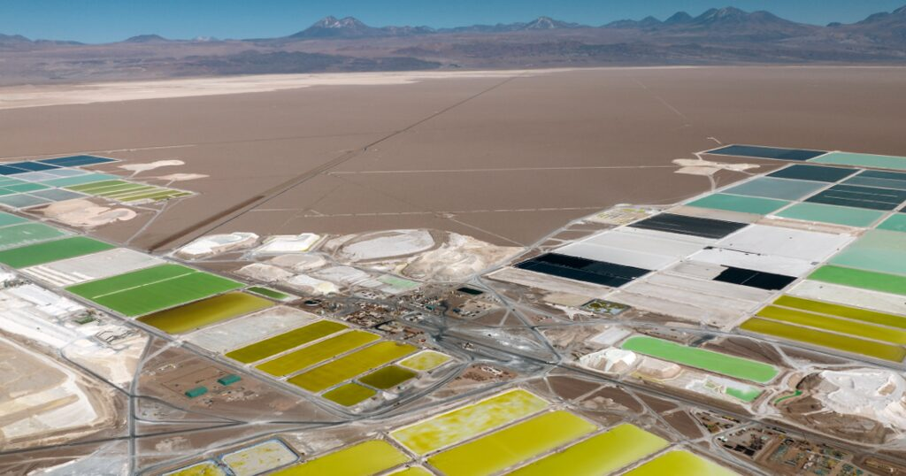 Pourquoi la Chine domine la chaîne d’approvisionnement des véhicules électriques alors que l’UE et les États-Unis tentent de rattraper leur retard en matière de batteries