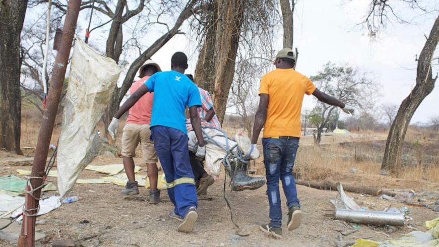 Le bilan de l’effondrement d’une mine d’or au Zimbabwe devrait s’alourdir à 13, selon le vice-président Le bilan de l’effondrement d’une mine d’or au Zimbabwe devrait s’alourdir à 13, selon le vice-président