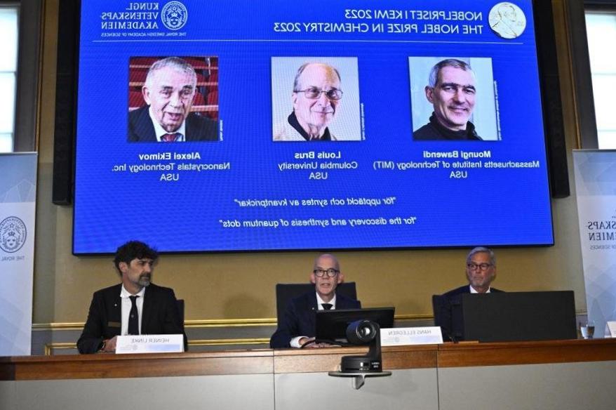 Trois scientifiques américains remportent le prix Nobel de chimie pour leur découverte des points quantiques Trois scientifiques américains remportent le prix Nobel de chimie pour leur découverte des points quantiques