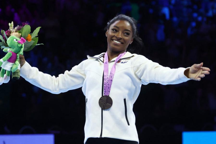 Simone Biles termine les championnats du monde de gymnastique avec 2 autres médailles d’or