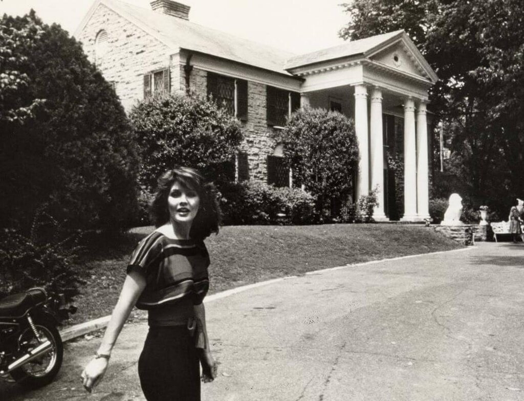 Priscilla Presley a réorganisé la maison pour cacher à ses parents qu’elle dormait avec Elvis