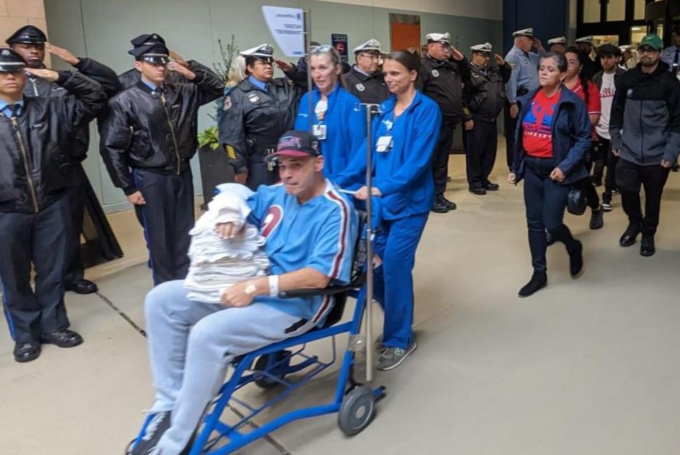 Un policier de Philadelphie blessé sort de l’hôpital quelques jours après la fusillade à l’aéroport Un policier de Philadelphie blessé sort de l’hôpital quelques jours après la fusillade à l’aéroport