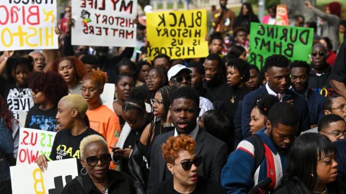 Le Conseil scolaire de Floride approuve de nouvelles normes sur l’histoire des Noirs que les critiques qualifient de « grand pas en arrière » Le Conseil scolaire de Floride approuve de nouvelles normes sur l’histoire des Noirs que les critiques qualifient de « grand pas en arrière »