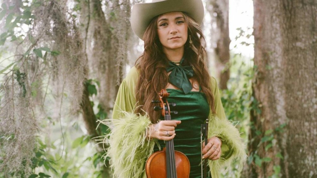 Sierra Ferrell est « Pure Adrenaline » sur le nouveau single « Fox Hunt »