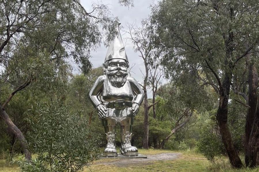Regardez : le célèbre « Chrome Gnome » d’Australie a déménagé dans un nouveau parc de sculptures Regardez : le célèbre « Chrome Gnome » d’Australie a déménagé dans un nouveau parc de sculptures