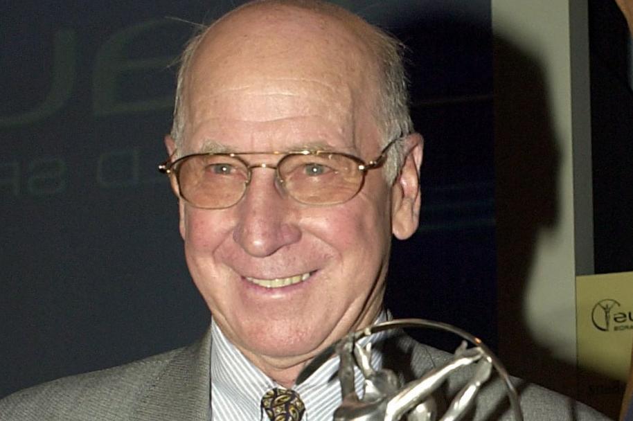 Angleterre et légende du football de Manchester United, Sir Bobby Charlton, décédé à 86 ans