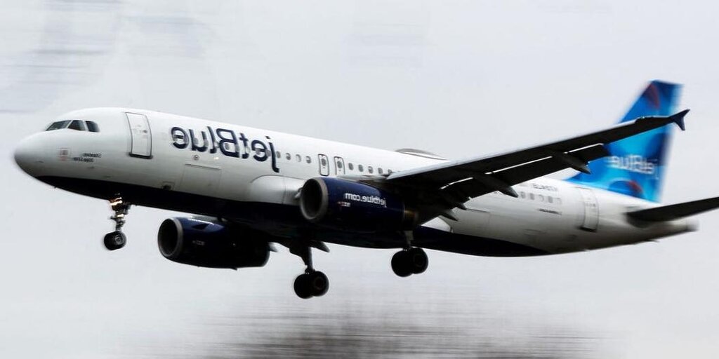 L’avion JetBlue a basculé vers l’arrière à JFK pendant que les passagers descendaient L’avion JetBlue a basculé vers l’arrière à JFK pendant que les passagers descendaient