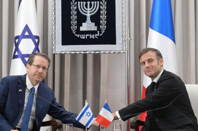 Le président français Emmanuel Macron se rend en Israël et déclare que les nations sont liées « par le deuil » Le président français Emmanuel Macron se rend en Israël et déclare que les nations sont liées « par le deuil »