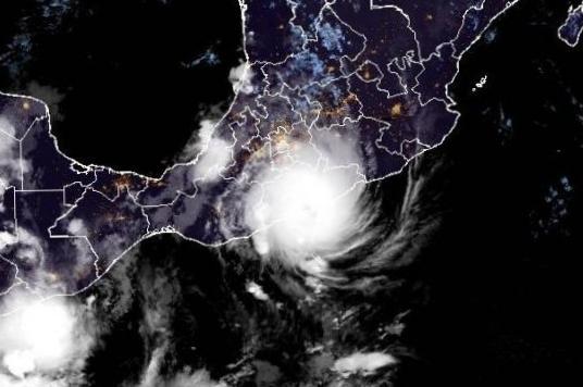 L’ouragan Otis touche terre près d’Acapulco en tant que tempête de catégorie 5 L’ouragan Otis touche terre près d’Acapulco en tant que tempête de catégorie 5