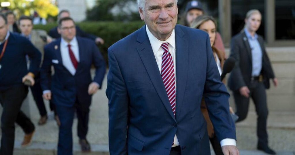 Tom Emmer retire sa candidature au poste de président de la Chambre quelques heures après avoir remporté la nomination du GOP Tom Emmer retire sa candidature au poste de président de la Chambre quelques heures après avoir remporté la nomination du GOP