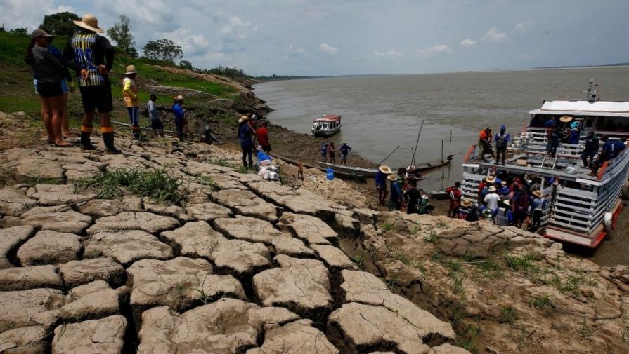 En Amazonie, les communautés riveraines du fleuve le plus volumineux du monde font la queue pour avoir de l’eau En Amazonie, les communautés riveraines du fleuve le plus volumineux du monde font la queue pour avoir de l’eau