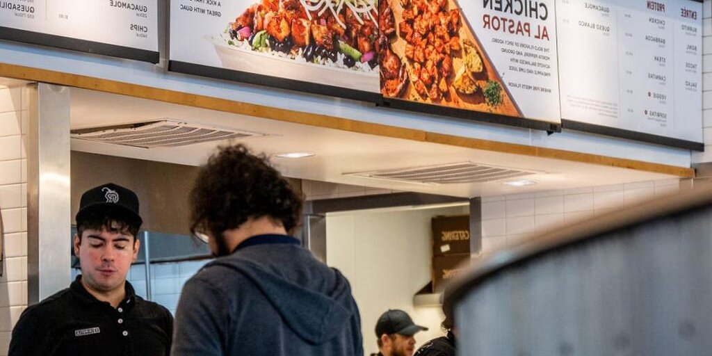 Chipotle répercutera « définitivement » les coûts du salaire minimum de la restauration rapide californienne sur les convives : Exec