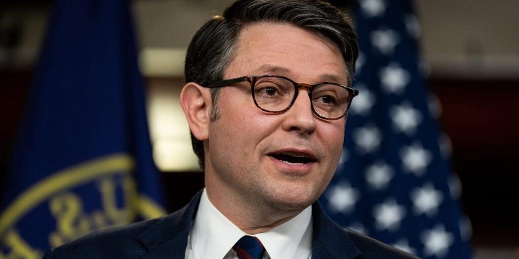 Mike Johnson dénonce le « déclin cognitif » de Biden et ne se souvient plus de ses attaques LGBTQ