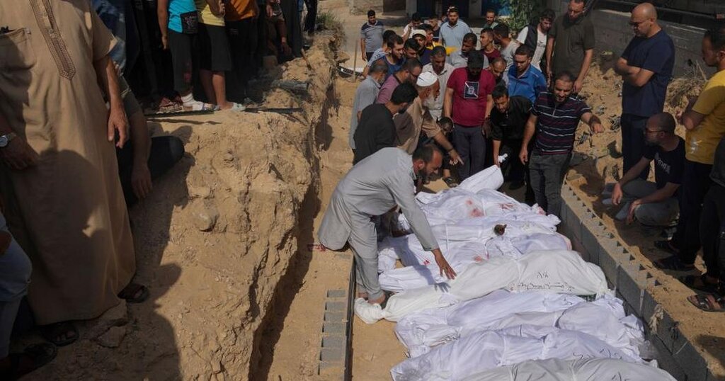 Fosses communes, corps non réclamés et cimetières surpeuplés. La guerre prive Gaza des rites funéraires. Fosses communes, corps non réclamés et cimetières surpeuplés. La guerre prive Gaza des rites funéraires.