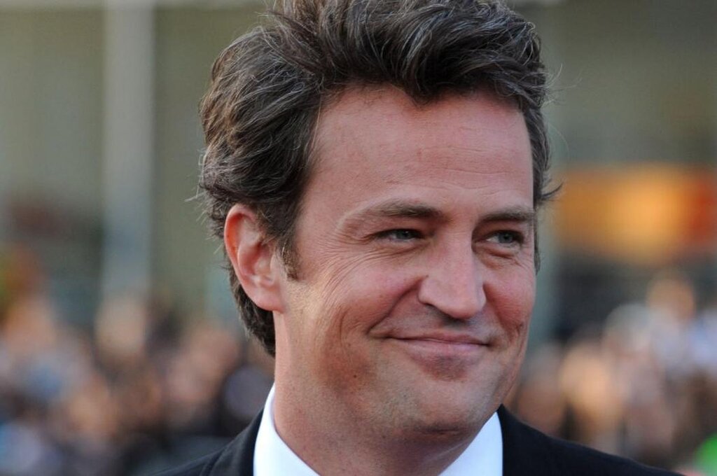 La mère et l’ex-petite amie de Chandler Bing se souviennent du regretté star de « Friends », Matthew Perry