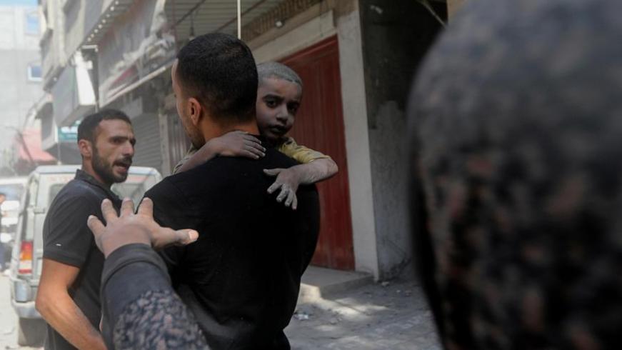 Suite à une frappe aérienne israélienne, un hôpital bondé de Gaza peine à soigner les enfants blessés Suite à une frappe aérienne israélienne, un hôpital bondé de Gaza peine à soigner les enfants blessés