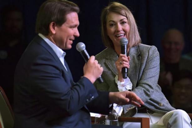 Le gouverneur de l’Iowa, Kim Reynolds, soutiendra le gouverneur de Floride, Ron DeSantis, à la présidence, selon des sources de l’AP Le gouverneur de l’Iowa, Kim Reynolds, soutiendra le gouverneur de Floride, Ron DeSantis, à la présidence, selon des sources de l’AP