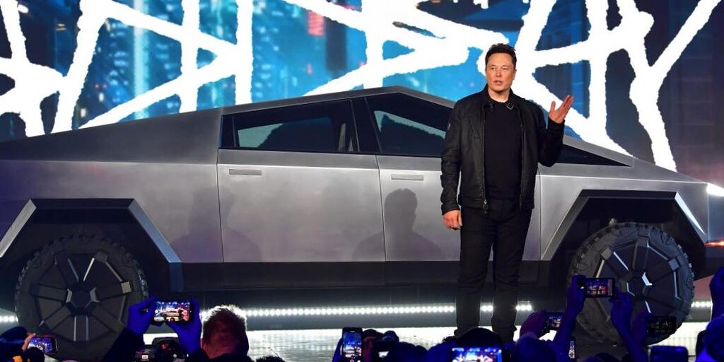 Le meilleur designer de Tesla repéré dans un Cybertruck noir mat