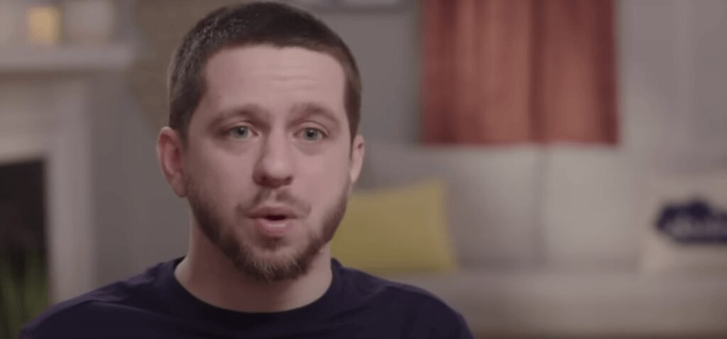 Clayton de la saison 10 de « 90 Day Fiancé » adore les jeux vidéo et laisse sa mère vivre dans son placard Clayton de la saison 10 de « 90 Day Fiancé » adore les jeux vidéo et laisse sa mère vivre dans son placard