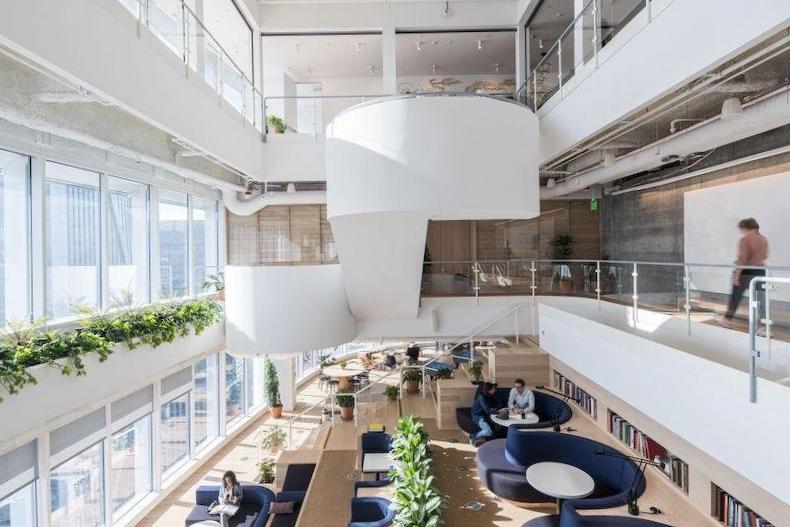 Une fois de haut vol, WeWork s’effondre et fait faillite Une fois de haut vol, WeWork s’effondre et fait faillite